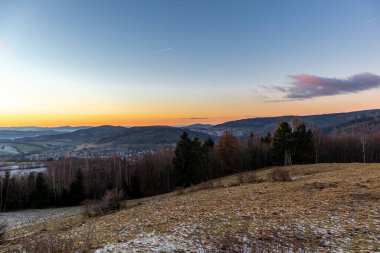 Almanya 'da Steinbach-Hallenberg yakınlarındaki Rennsteig boyunca gün batımı yürüyüşü
