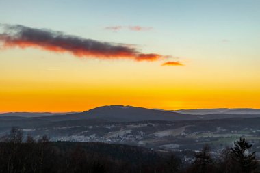 Almanya 'da Steinbach-Hallenberg yakınlarındaki Rennsteig boyunca gün batımı yürüyüşü