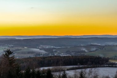 Almanya 'da Steinbach-Hallenberg yakınlarındaki Rennsteig boyunca gün batımı yürüyüşü