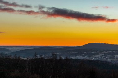 Almanya 'da Steinbach-Hallenberg yakınlarındaki Rennsteig boyunca gün batımı yürüyüşü