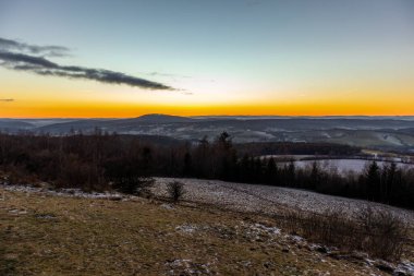 Almanya 'da Steinbach-Hallenberg yakınlarındaki Rennsteig boyunca gün batımı yürüyüşü