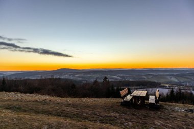 Almanya 'da Steinbach-Hallenberg yakınlarındaki Rennsteig boyunca gün batımı yürüyüşü