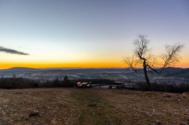 Almanya 'da Steinbach-Hallenberg yakınlarındaki Rennsteig boyunca gün batımı yürüyüşü