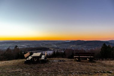 Almanya 'da Steinbach-Hallenberg yakınlarındaki Rennsteig boyunca gün batımı yürüyüşü