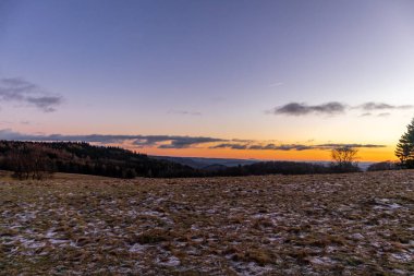 Almanya 'da Steinbach-Hallenberg yakınlarındaki Rennsteig boyunca gün batımı yürüyüşü
