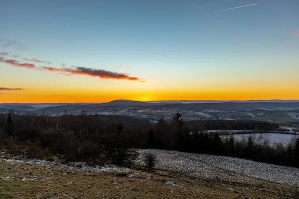 Almanya 'da Steinbach-Hallenberg yakınlarındaki Rennsteig boyunca gün batımı yürüyüşü