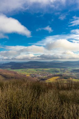 Mansbach yakınlarındaki güzel Vorderrhn 'de kış yürüyüşü Hessia