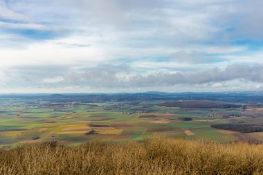 Mansbach yakınlarındaki güzel Vorderrhn 'de kış yürüyüşü Hessia