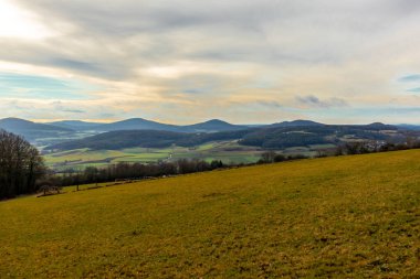 Mansbach yakınlarındaki güzel Vorderrhn 'de kış yürüyüşü Hessia