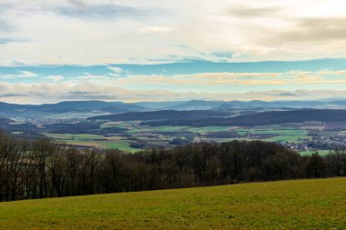 Mansbach yakınlarındaki güzel Vorderrhn 'de kış yürüyüşü Hessia