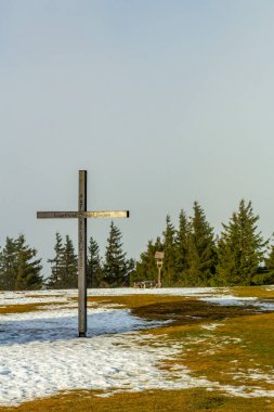 Oberhof yakınlarındaki Thuringian Ormanı 'nın tepelerinde güzel bir kış manzarası.