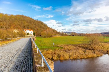 Vacha yakınlarında Thüringen ve Hesse arasındaki sınırda tarihi Werra Köprüsü 