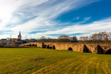 Vacha yakınlarında Thüringen ve Hesse arasındaki sınırda tarihi Werra Köprüsü 
