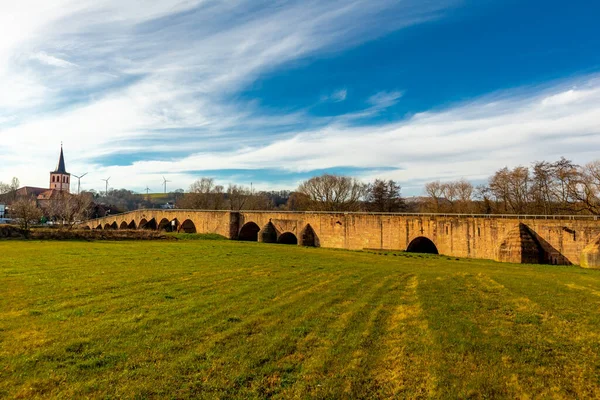 Vacha yakınlarında Thüringen ve Hesse arasındaki sınırda tarihi Werra Köprüsü 