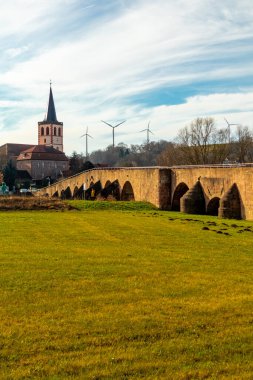 Vacha yakınlarında Thüringen ve Hesse arasındaki sınırda tarihi Werra Köprüsü 
