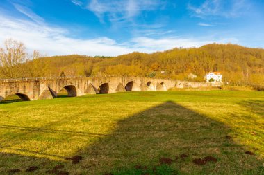 Vacha yakınlarında Thüringen ve Hesse arasındaki sınırda tarihi Werra Köprüsü 