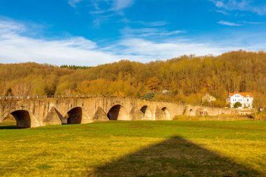 Vacha yakınlarında Thüringen ve Hesse arasındaki sınırda tarihi Werra Köprüsü 
