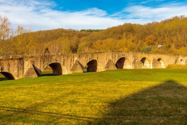 Vacha yakınlarında Thüringen ve Hesse arasındaki sınırda tarihi Werra Köprüsü 