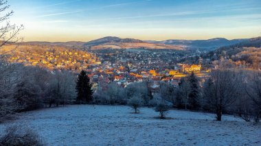 Schmalkalden 'de soğuk bir kış günü, her yönüyle güzel ahşap bir kasaba, Thüringen.