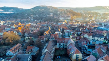 Schmalkalden 'de soğuk bir kış günü, her yönüyle güzel ahşap bir kasaba, Thüringen.