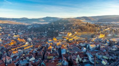 Schmalkalden 'de soğuk bir kış günü, her yönüyle güzel ahşap bir kasaba, Thüringen.