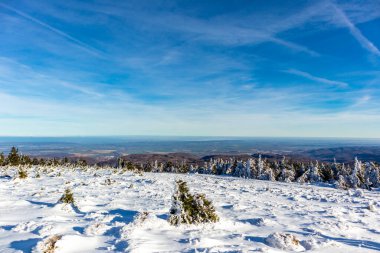 Kırık-Saksonya-Anhalt 'daki güzel Harz dağları boyunca uzanan bu güzel kış manzarasında