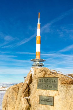 Kırık-Saksonya-Anhalt 'daki güzel Harz dağları boyunca uzanan bu güzel kış manzarasında
