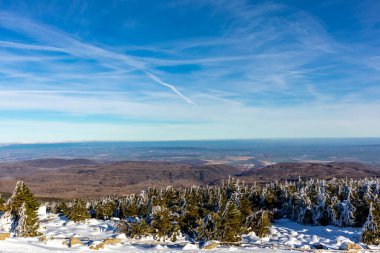 Kırık-Saksonya-Anhalt 'daki güzel Harz dağları boyunca uzanan bu güzel kış manzarasında