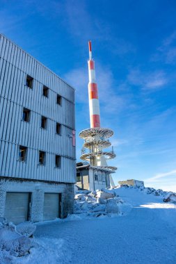 Kırık-Saksonya-Anhalt 'daki güzel Harz dağları boyunca uzanan bu güzel kış manzarasında