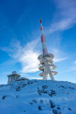 Kırık-Saksonya-Anhalt 'daki güzel Harz dağları boyunca uzanan bu güzel kış manzarasında