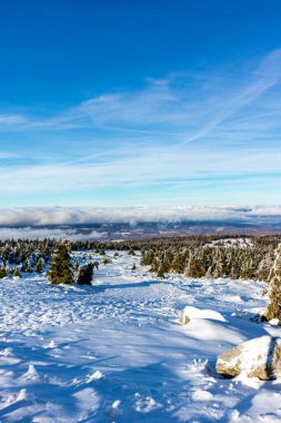 Kırık-Saksonya-Anhalt 'daki güzel Harz dağları boyunca uzanan bu güzel kış manzarasında