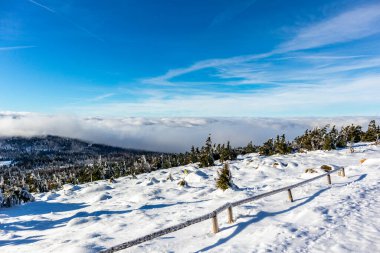 Kırık-Saksonya-Anhalt 'daki güzel Harz dağları boyunca uzanan bu güzel kış manzarasında