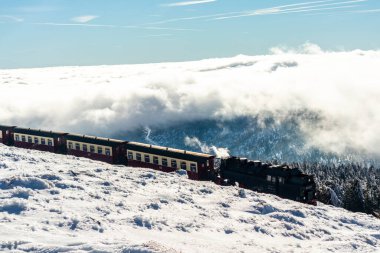 Kırık-Saksonya-Anhalt 'daki güzel Harz dağları boyunca uzanan bu güzel kış manzarasında