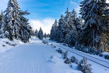 Kırık-Saksonya-Anhalt 'daki güzel Harz dağları boyunca uzanan bu güzel kış manzarasında