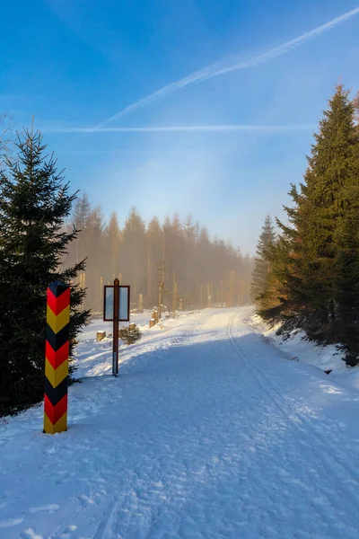 Drodze Pięknym Zimowym Krajobrazie Przez Piękne Góry Harz Brocken Saksonia — Zdjęcie stockowe
