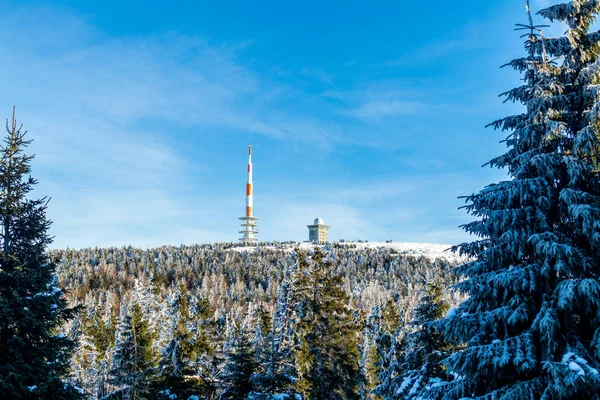 Στο Δρόμο Στο Όμορφο Χειμερινό Τοπίο Μέσα Από Όμορφα Βουνά — Φωτογραφία Αρχείου