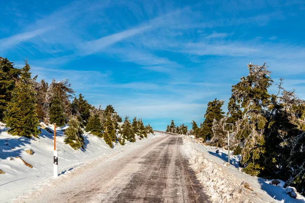 Στο Δρόμο Στο Όμορφο Χειμερινό Τοπίο Μέσα Από Όμορφα Βουνά — Φωτογραφία Αρχείου
