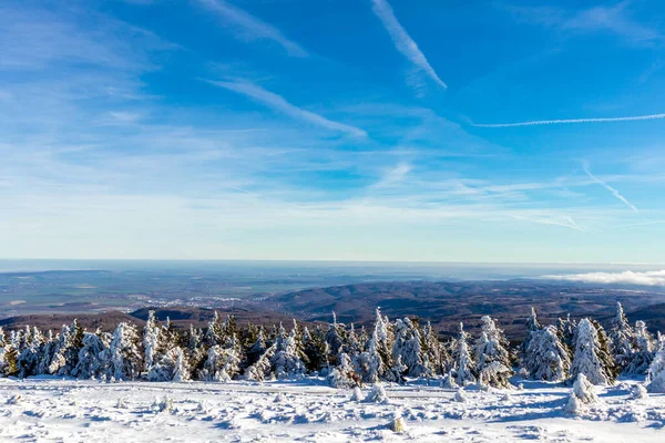 Kırık-Saksonya-Anhalt 'daki güzel Harz dağları boyunca uzanan bu güzel kış manzarasında