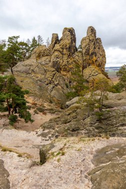Teufelsmauer boyunca soğuk bir kış gününde güzel Harz Dağları 'nı keşfetmek Saksonya-Anhalt