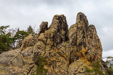 Teufelsmauer boyunca soğuk bir kış gününde güzel Harz Dağları 'nı keşfetmek Saksonya-Anhalt