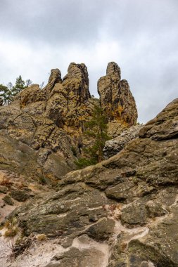 Teufelsmauer boyunca soğuk bir kış gününde güzel Harz Dağları 'nı keşfetmek Saksonya-Anhalt