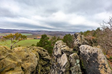 Teufelsmauer boyunca soğuk bir kış gününde güzel Harz Dağları 'nı keşfetmek Saksonya-Anhalt