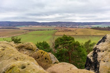 Teufelsmauer boyunca soğuk bir kış gününde güzel Harz Dağları 'nı keşfetmek Saksonya-Anhalt