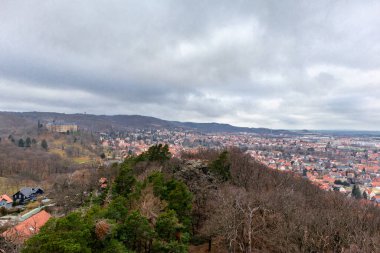 Teufelsmauer boyunca soğuk bir kış gününde güzel Harz Dağları 'nı keşfetmek Saksonya-Anhalt