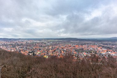 Teufelsmauer boyunca soğuk bir kış gününde güzel Harz Dağları 'nı keşfetmek Saksonya-Anhalt