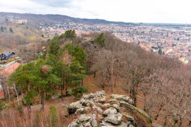 Teufelsmauer boyunca soğuk bir kış gününde güzel Harz Dağları 'nı keşfetmek Saksonya-Anhalt