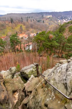 Teufelsmauer boyunca soğuk bir kış gününde güzel Harz Dağları 'nı keşfetmek Saksonya-Anhalt