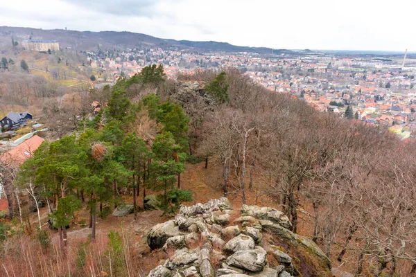 Teufelsmauer boyunca soğuk bir kış gününde güzel Harz Dağları 'nı keşfetmek Saksonya-Anhalt