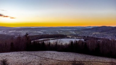 Almanya 'da Steinbach-Hallenberg yakınlarındaki Rennsteig boyunca gün batımı yürüyüşü