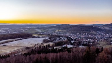 Almanya 'da Steinbach-Hallenberg yakınlarındaki Rennsteig boyunca gün batımı yürüyüşü
